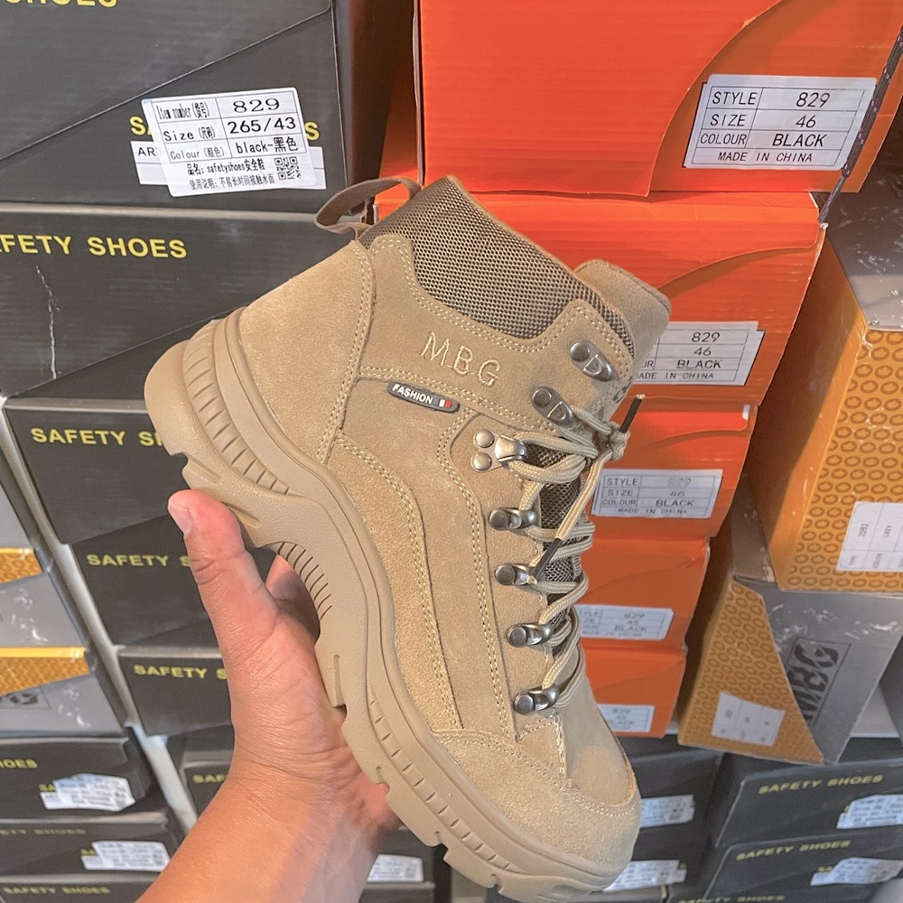 Safety boots for man with steel toe